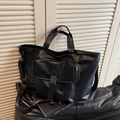 Bolso tote vintage negro de cuero sintético con correa ajustable y bolsillo con hebilla - Negro