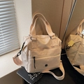 Beige Tragetasche aus Nylon mit verstellbaren Trägern und einer vorderen Reißverschlusstasche - Gebrochenes Weiß