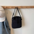 Borsa a secchiello minimalista in nylon nero con coulisse e tracolla regolabile - Nero