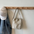 Secchiello beige con coulisse, tasca frontale e tracolla larga in stile minimalista - Bianco Sporco