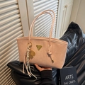 Blassrosa Shopper mit goldenem Dreiecks-Logo und gewebtem Trageriemen in modernem Stil - Roze mit Anhänger