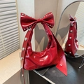 Modische rote Retro Hobo Bag mit großer Schleife und silbernen Nieten für Damen - Einheitsgröße / Rot