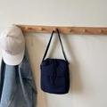 Borsa a secchiello in nylon blu scuro con coulisse e tracolla regolabile - Blu