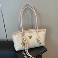 Schicke cremefarbene und rosa Kunstledertasche mit metallischem Dreieckslogo - Weiß Und Rosa Mit Anhänger