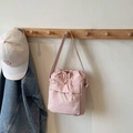 Elegante borsa a secchiello rosa con coulisse, tasca anteriore e tracolla regolabile - Rosa
