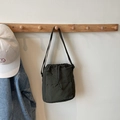 Borsa a secchiello minimalista in nylon verde oliva con coulisse e tasca anteriore - Verde
