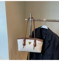 Sac cabas minimaliste en cuir blanc avec finitions marron foncé et plaque métal - Épissage Blanc Marron Sans Pendentif