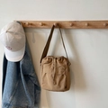 Borsa a secchiello in nylon kaki con coulisse, tracolla e tasca anteriore - Cachi