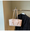 Sac fourre-tout beige minimaliste en simili cuir avec bandoulière nouée et bouts dorés - Rose Sans Pendentif