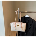 Sac fourre-tout beige minimaliste avec anses roses et logo doré pour le bureau - Blanc Et Rosa Sans Pendentif