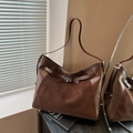 Borsa Hobo in pelle opaca testa di moro con chiusura a scatto in metallo e capiente - Marrone