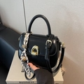 Borsa a sella nera con fibbia dorata e accessorio decorativo con corda intrecciata - Nero