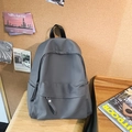 Zaino grigio minimalista in nylon capiente per studenti e pendolari quotidiani - Grigio