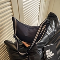 Borsa a tracolla a mezzaluna in nylon nero con tracolla a righe rosse e bianche - Nero