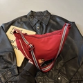 Borsa a tracolla rossa a mezzaluna in tela con tracolla a righe regolabile ed elegante - Borgogna