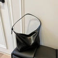 Grand sac hobo noir brillant avec bandoulière réglable et finition en cuir laqué - Noir sans Pendentif