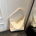 Sac bandoulière chic en similicuir crème en forme de lune avec zip argenté - Blanc Sans Pendentif