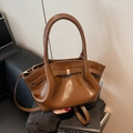 Borsa tote vintage marrone lucida con tracolla regolabile e fibbie metalliche decorative - Marrone