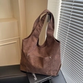 Borsa hobo in velluto a coste marrone con tasca frontale e doppi manici su sedile - Marrone