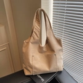 Elegante borsa tote in velluto a coste beige con ampia tasca frontale e borchie argento - Cachi