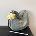 Blaue Denim-Halbmondtasche mit Reißverschluss und gelbem Stern-Plüsch-Anhänger - Blau