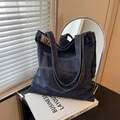Borsa tote in denim blu scuro con cuciture decorative ed etichetta logo in pelle marrone - Blu