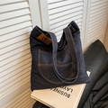 Borsa tote in denim blu scuro con cuciture gialle e pratica tasca applicata - Nero