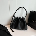 Schwarze Retro-Eimertasche mit Litschi-Maserung, Raffung und silbernem Kugelgriff-Detail - Schwarz