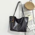 Bolso tote clásico de cuero PU negro brillante con colgante decorativo elegante - Negro (Con Colgante)
