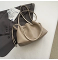 Beige Eimer-Tasche aus Leder mit Lychee-Muster, Kordelzug und schmalem Schultergurt - Khaki