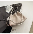 Beige geraffte Beuteltasche aus Kunstleder mit Kordelzug und kleinen Metallkugeln - Gebrochenes Weiß