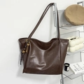 Bolso tote grande marrón oscuro de cuero sintético con elegantes dijes de llave dorada - Marrón (Con Colgante)