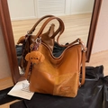 Borsa tote in pelle marrone caramello con inserti in scamosciato e ciondolo a barboncino - Marrone