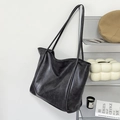 Bolso tote clásico de cuero sintético negro para mujer con correas de hombro largas - Negro (Sin Colgante)