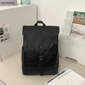 Mochila vintage negra estilo universitario con textura de cuero y hebilla lateral - Negro
