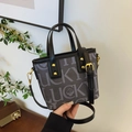 Dunkelgraue Beuteltasche mit Lucky-Blumendruck, schwarzen Griffen und Golddetails - Ohne Anhänger / Schwarz