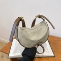 Borsa a mezzaluna in tela verde salvia con tracolla in pelle marrone e fibbia oro - Verde