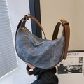 Borsa a tracolla a mezzaluna in denim blu e pelle marrone con cinturino regolabile dorato - Blu