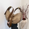 Borsa hobo marrone a forma di luna in tela opaca con tracolla regolabile in pelle scura - Cachi