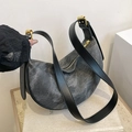 Borsa a mezzaluna in denim lavato grigio scuro con finiture in pelle nera e oro lucido - Nero