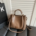 Sac seau marron chic avec poignée et emblème triangulaire doré sur le devant - Kaki