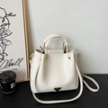 Sac seau chic blanc crème avec poignée supérieure et détails dorés dorés - Blanc Cassé