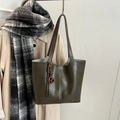 Olive green faux leather tote bag with stylish charms for autumn winter outfits - Green with Pendant