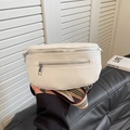Borsa a sella in morbida pelle beige con tracolla a righe e dettagli in argento - Bianco