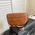 Borsa pettorale marrone in morbida pelle con cerniere argento e tracolla a righe larghe - Marrone Giallastro