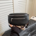 Borsa a sella in pelle martellata nera con tracolla a righe e cerniere argento - Nero