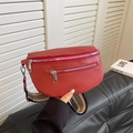 Borsa a sella rossa in pelle a grana con tracolla in tela a righe e zip d'argento - Rosso