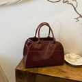 Dunkelrote Vintage-Boston-Tasche mit weißen Kontrastnähten und doppelten Handgriffen - PU Rot