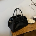 Glänzende schwarze Ledertasche mit weißen Kontrastnähten und goldenen Metallschnallen - Schwarzes PU-Leder