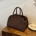 Dunkelbraune Shopper-Tasche aus Wildleder-Imitat mit eleganten goldfarbenen Schnallen - Mattes Kaffee